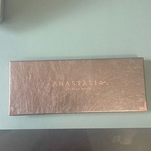Like New - Anastasia Beverly Hills Rose Metals Eyeshadow Palette